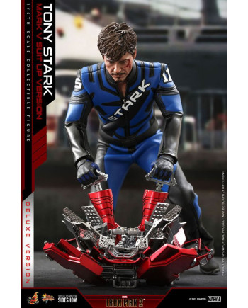 MARVEL - Tony Stark (Mark V Suit Up) Deluxe - Action Figure 31cm
