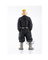 Vue arrière détaillant l’uniforme noir du Toman.
