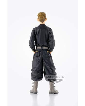 Vue arrière mettant en valeur les détails de la tenue.