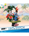 Figurine Stitch jouant du ukulélé au milieu des palmiers et fleurs d’Hawaï