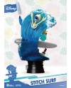 Vue arrière du diorama Stitch Surf avec grande vague et décor de plage
