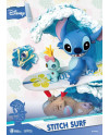 Vue rapprochée du diorama Stitch Surf avec planche, Scrump et accessoires de plage