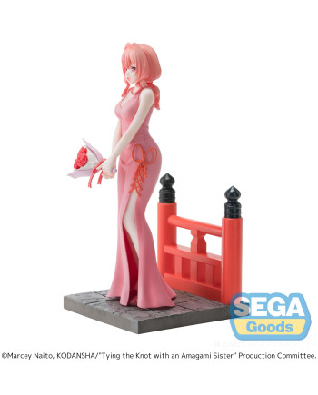 Vue de profil de la figurine Yuna Amagami Luminasta avec son socle décoratif