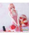 Portrait de Yuna Amagami avec son bouquet de roses et sa robe rose élégante