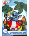 Gros plan sur Stitch tenant le drapeau de la victoire dans son véhicule de course