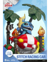 Vue de trois quarts du diorama Stitch Racing Car avec palmiers et feux de départ