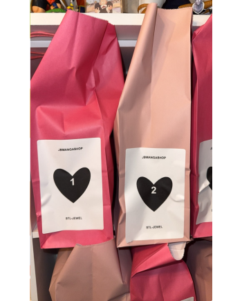 Sac mystère rose contenant une figurine et un bijoux