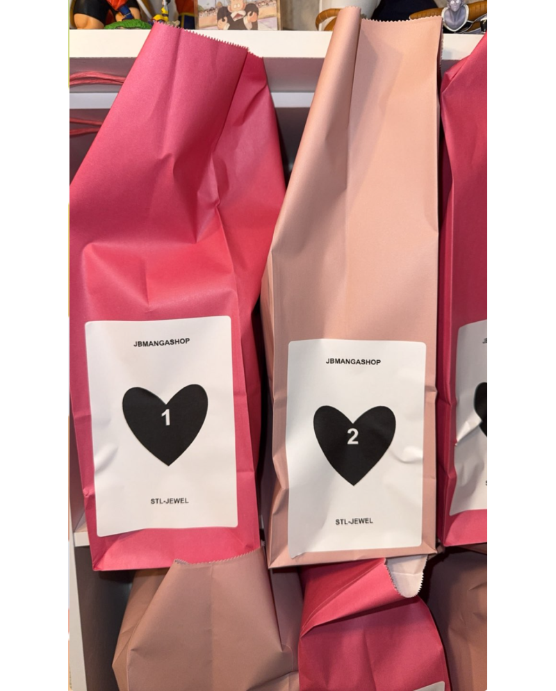 Sac mystère rose contenant une figurine et un bijoux