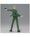 Image de LOID FORGER dans spy x family en costume vert pointant une arme