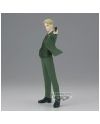 Image de LOID FORGER dans spy x family en costume vert pointant une arme