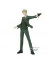 Image de LOID FORGER dans spy x family en costume vert pointant une arme