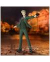 Image de LOID FORGER dans spy x family en costume vert pointant une arme