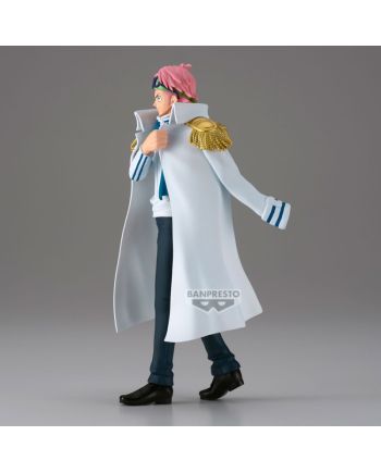 image d'une  figurine banpresto de KOBY de l'univers du manga one piece en vue de cotégauche