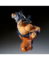 Goku Ultra Instinct Banpresto vue plongée, expression de combat