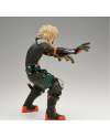 Figurine Katsuki Bakugo Banpresto vue latérale avec détails du costume