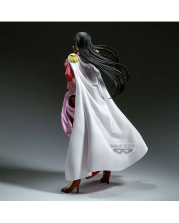 Vue arrière de la figurine Boa Hancock Grandista avec cape blanche