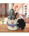 Pen Holder Naruto Fig Life utilisé comme pot à crayons sur un bureau