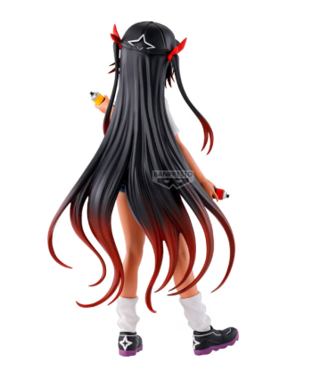 Vue arrière figurine Nemesis avec longue chevelure noire et rouge