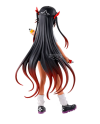 Vue arrière figurine Nemesis avec longue chevelure noire et rouge