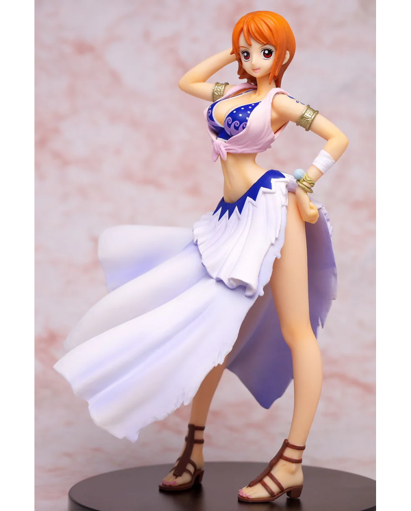 Nami figurine One Piece Banpresto en tenue blanche et bleue