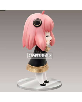 Figurine Spy x Family Anya Forger en tenue noire et cheveux roses VUE DE PROFIL DROIT