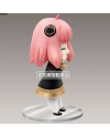 Figurine Spy x Family Anya Forger en tenue noire et cheveux roses VUE DE PROFIL DROIT