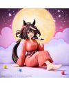 Mise en scène de la figurine Kitasan Black avec tenue rouge et micro.