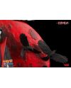 Détail des corbeaux et de la lune rouge de la statuette Itachi Uchiha