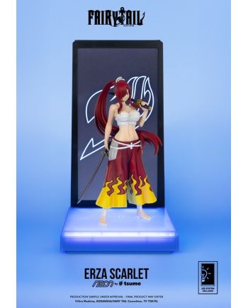 Vue de trois quarts de la figurine Erza Scarlet avec katana et logo Fairy Tail lumineux