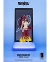Vue de trois quarts de la figurine Erza Scarlet avec katana et logo Fairy Tail lumineux