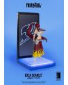 Vue de trois quarts de la figurine Erza Scarlet avec katana et logo Fairy Tail lumineux
