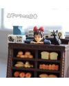Figurine Kiki la Petite Sorcière - Vendeuse Kiki en diorama 11cm - vue de profil