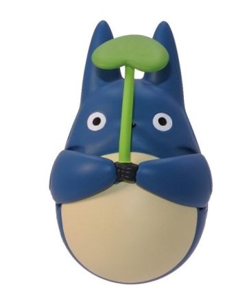 Figurine culbuto Totoro Bleu avec feuille - Mon Voisin Totoro - vue de face