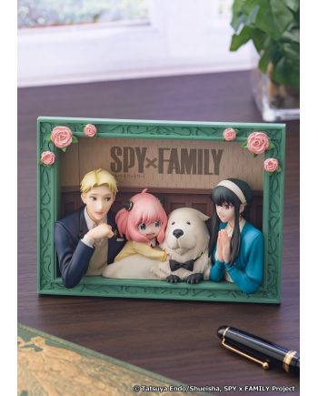 Figurine SPY x FAMILY The Forgers présentée sur son socle