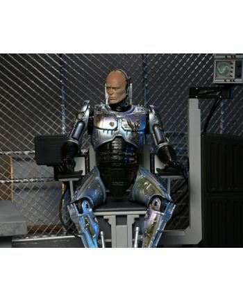 Détail des dommages de combat sur la figurine Robocop