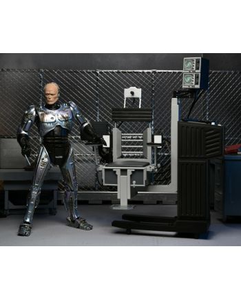 Figurine Robocop assise sur sa chaise, accessoire inclus