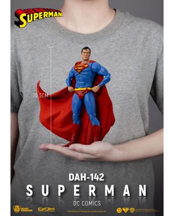 Figurine Superman DC Comics vue rapprochée des détails de peinture