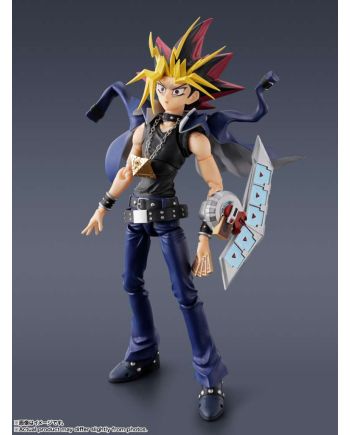Détail du visage et du costume de Yami Yugi S.H. Figuarts