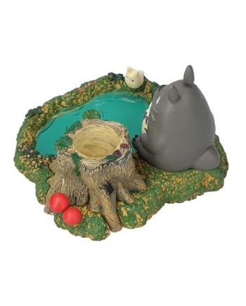 Détail de la figurine Totoro Benelic assise au bord de la mare
