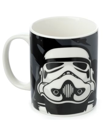 Détail du design Stormtrooper sur mug noir Star Wars