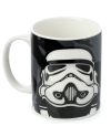 Détail du design Stormtrooper sur mug noir Star Wars