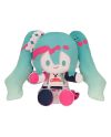 HATSUNE MIKU GT PROJECT - Hatsune Miku Racing 2025 - Set Peluche 15cm - vue de profil