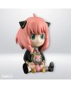 Détail de la figurine-tirelire Anya Forger en PVC