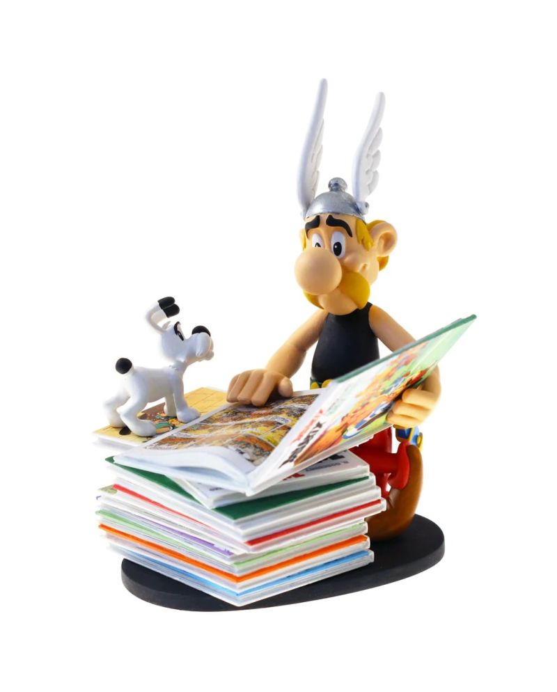 ASTERIX & OBELIX - Asterix regardant une pile de BD - figurine 22.5cm - vue principale