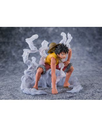 Détail du socle et de la pose dynamique de la statuette Luffy