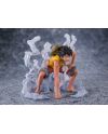 Détail du socle et de la pose dynamique de la statuette Luffy