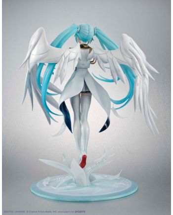 Détail du socle de la statuette Lucra Miku Gundam