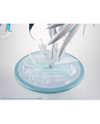 Statuette collector GUNDAM X HATSUNE MIKU présentée sous un autre angle