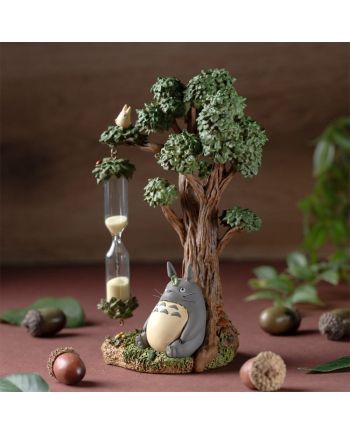 Vue détaillée du diorama sablier Totoro sous le grand arbre