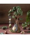 Vue détaillée du diorama sablier Totoro sous le grand arbre